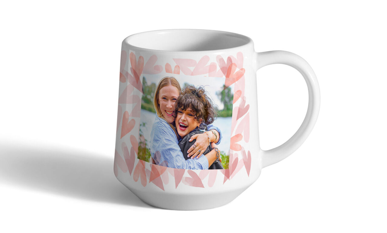 Persönlicher Foto-Kaffeebecher in moderner Form  mit fröhlichem Foto von zwei Personen, die sich umarmen und lachen.