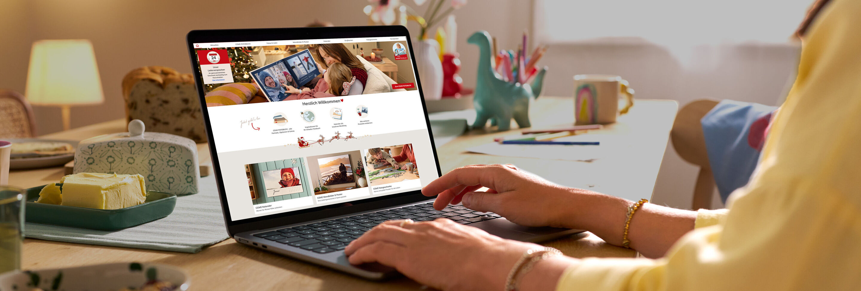 Eine Person betrachtet das CEWE FOTOBUCH in der Software auf ihrem Laptop.