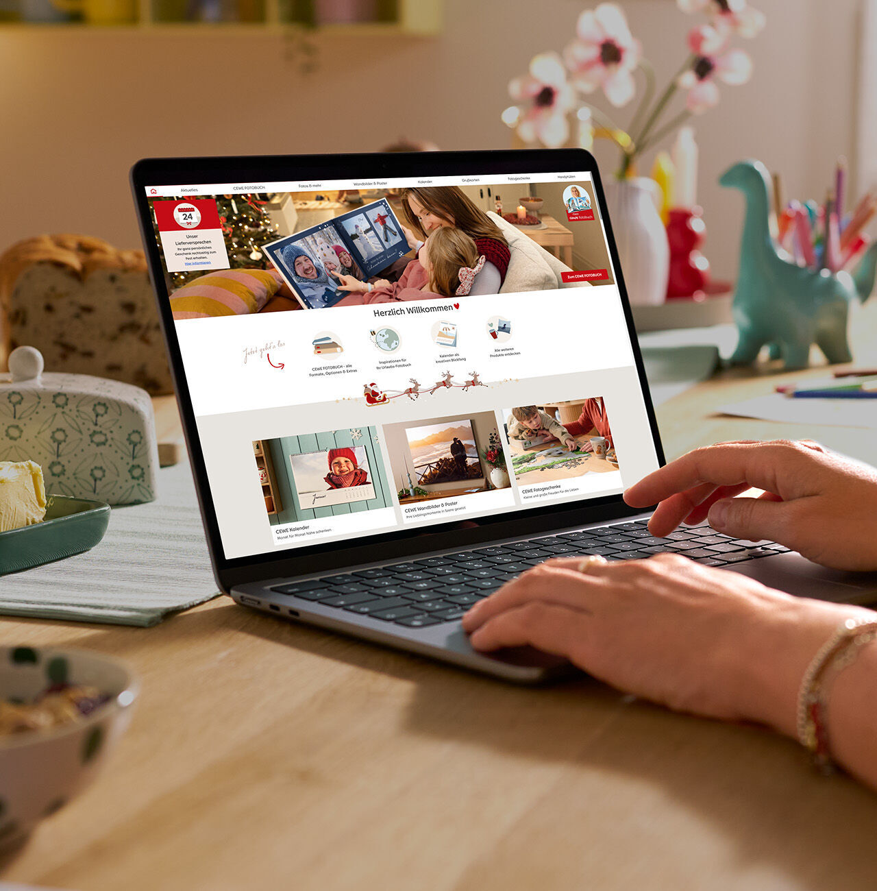 Eine Person betrachtet das CEWE FOTOBUCH in der Software auf ihrem Laptop.